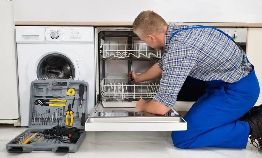 Kuşadası Hoover servisi teknisyen ekibi beyaz eşya tamiri yaparken